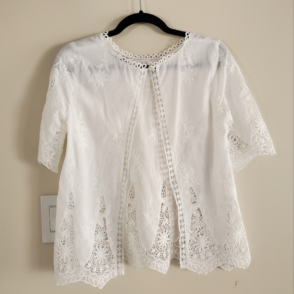 backless blouse w/lovely floral detailing 🌸 - Picture 2 of 2